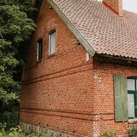 Stara Szkola Nad Jeziorem Czarne  エクステリア 写真