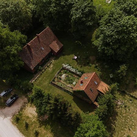 Stara Szkola Nad Jeziorem Czarne  エクステリア 写真