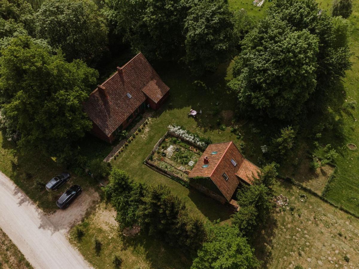 Stara Szkola Nad Jeziorem Czarne  エクステリア 写真